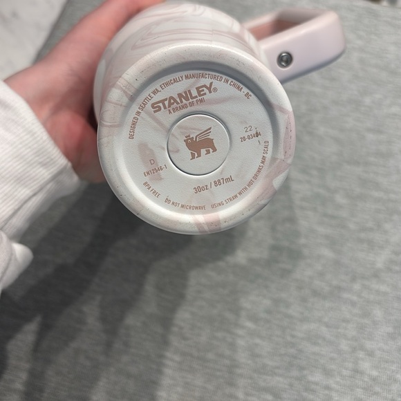 Stanley Swirl Design Tumbler 30oz with Handle - Picture 3 of 4